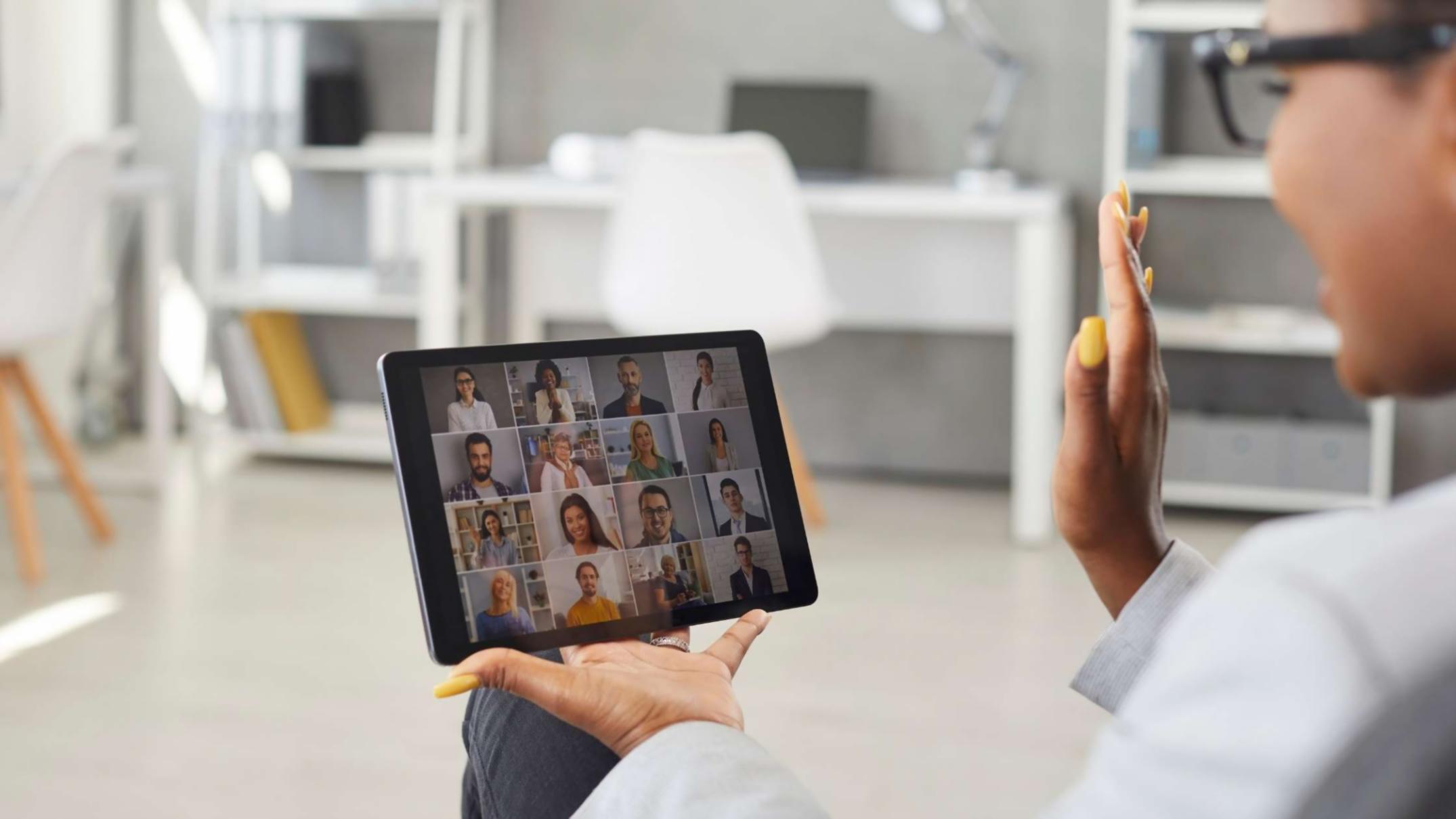 Ambiente di studio collaborativo con studenti del corso