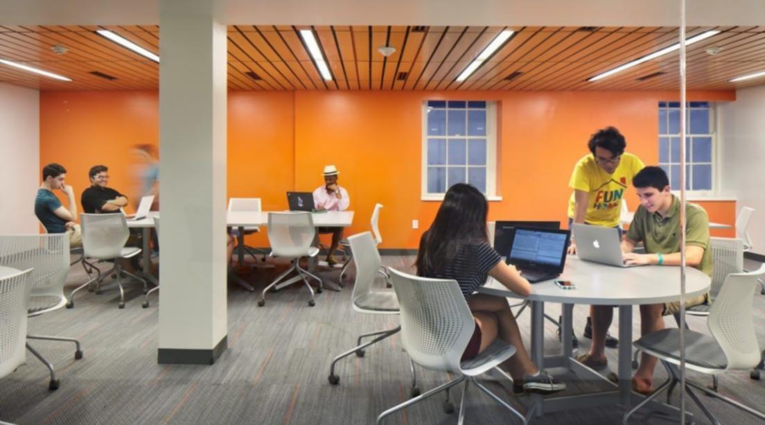 Studenti che apprendono strategie di franchising sulla piattaforma Arivosnara