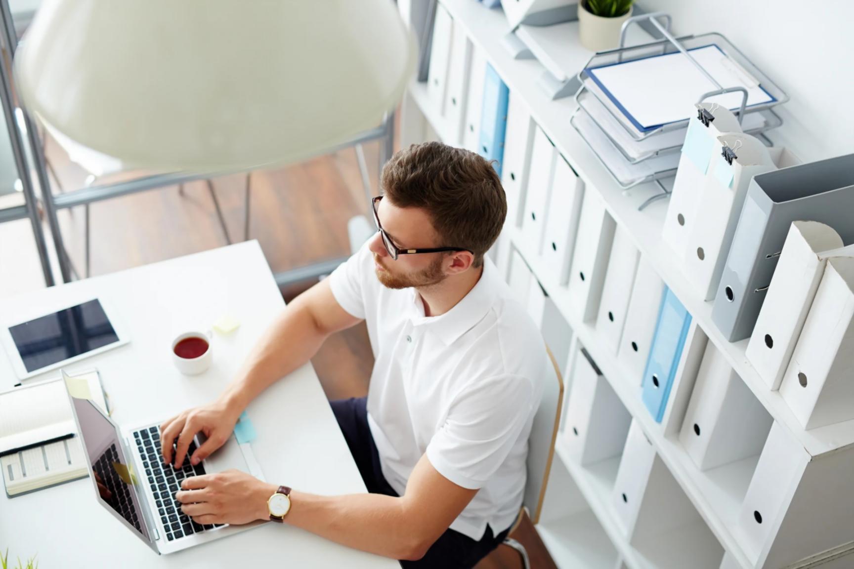 Ambiente di apprendimento moderno con tecnologie educative avanzate